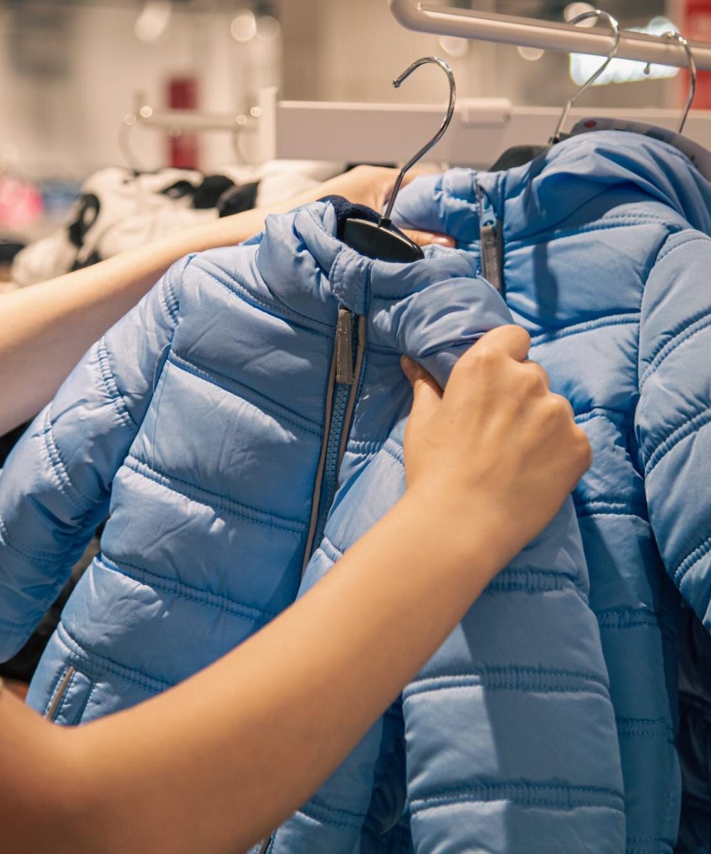 giacche-per-bambini-appese-in-un-negozio-di-abbigliamento_169016-23450