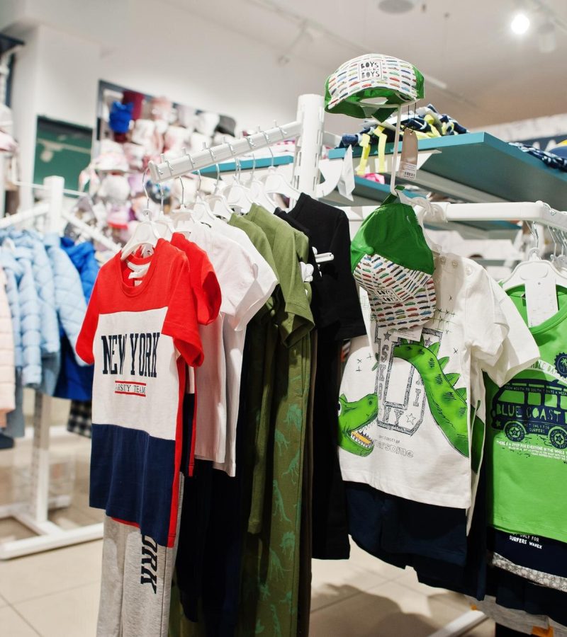 i-vestiti-luminosi-per-bambini-sono-appesi-sul-display-nel-negozio-di-abbigliamento-per-bambini-nella-sezione-ragazzi_627829-6475
